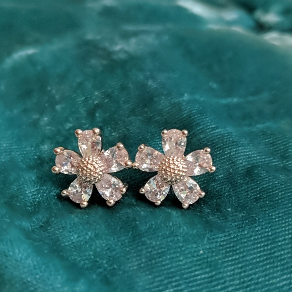Betsey Johnson Daisy earrings